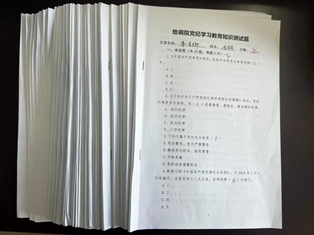 东园小学教导主任为大家介绍两位老师