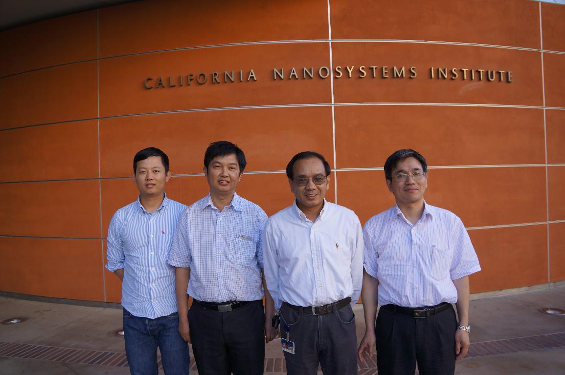 代表团访问美国加州大学洛杉矶分校的纳米机器电子影像中心(EICN),与中心主任Z. Hong Zhou教授(右2)合影